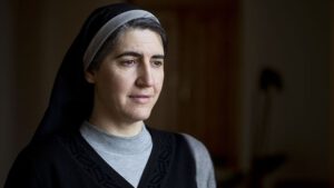LA MONJA BENEDICTINA Y DRA TERESA FORCADES DEMUESTRA LOTES DE VACUNAS CON CERO EFECTOS SECUNDARIOS Y LOTES ALARMANTES.