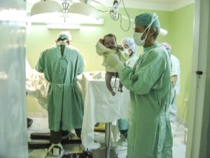 PEDIATRAS DISCUTIENDO (PRESCRIPCIÓN MEDICA) VACUNAS COVID