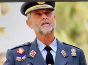 ME ARRODILLO ANTE UN HEROE QUE SERÁ RECORDADO POR SU VALENTÍA. EL CORONEL CARLOS MARTINEZ DEL EJERCITO ESPAÑOL. DESTITUIDO POR EL GOBIERNO ESPAÑOL.