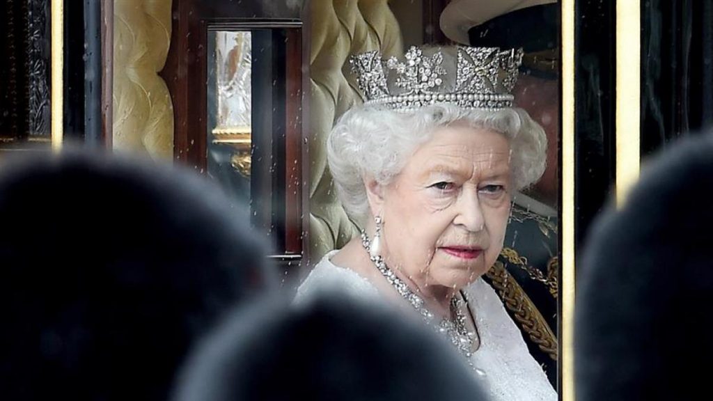 EN MEMORIA DE LA REINA ISABEL II…ALGUNOS INOCULADOS QUIEREN PEDIRTE EXPLICACIONES EN PERSONA.